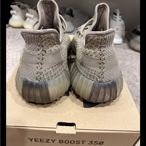 YEEZY BOOST 350 V2 SAND-Taupe size 9 - Picture 3 of 9